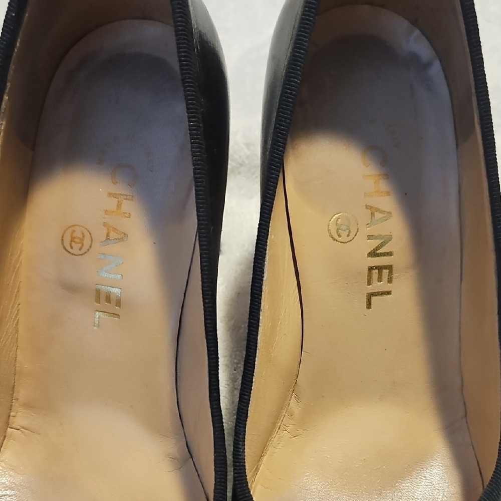 CHANEL Black Leather Ballet Flats with Contrast Trim and Bow - Picture 4 of 13